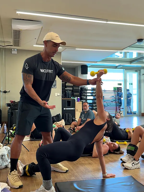 Head Coach Wolffit corrigindo o movimento de uma professora no treino prático da Certificação
