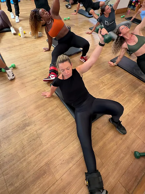 Professora fazendo o exercício com halter na turma da Certificação