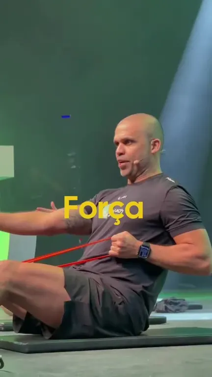 Coach do Wolffit no palco com elástico, treino de força